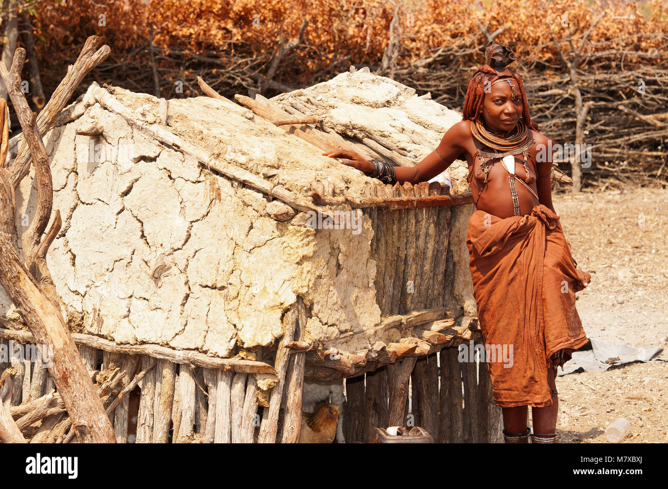 Frau Himba in seinem Dorf in der Nähe von Epupa Falls. Himbas sind normalerweise gefunden in der Nähe der Wasserfälle, wo Sie etwas Geld für Touristen posieren verdienen können, Namibia Stockfoto