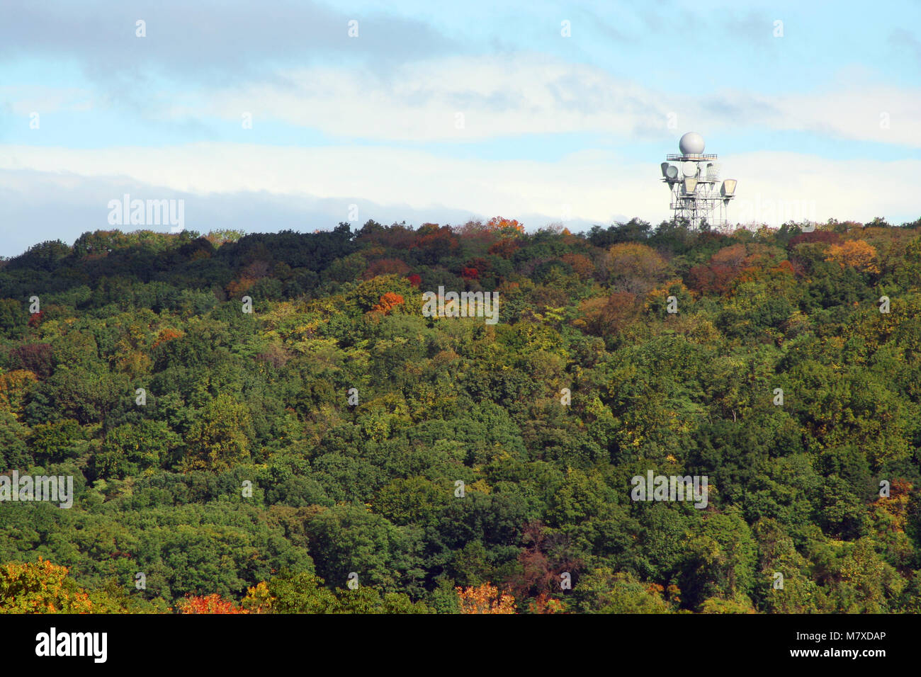 Eine Mikrowelle Turm auf einem Berg Stockfoto