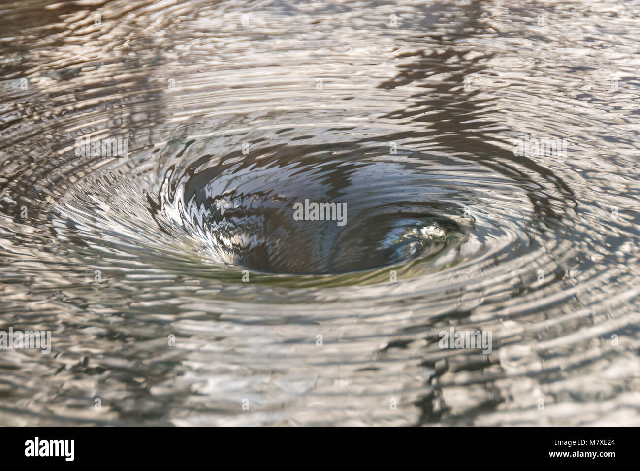 Ein Whirlpool reflektiert das Licht Stockfoto