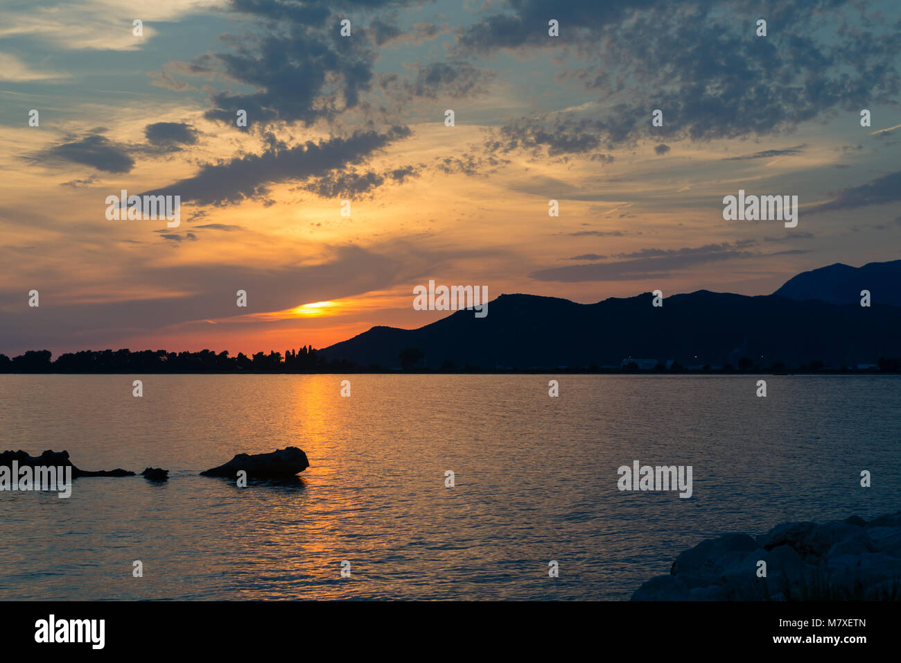 Inspirational schönen Sonnenuntergang, Berge Landschaft mit Blick auf das Meer, die Küste, den Strand und die Felsen, Berge im Hintergrund bei Sonnenuntergang in Kroatien. Stockfoto