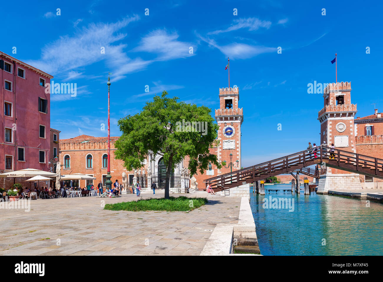 Venedig, Italien: Blick auf Türme und Brücke von berühmten Venezianischen Arsenal-Komplex des ehemaligen Werften und Waffenkammern, derzeit Naval Base und Museum. Stockfoto
