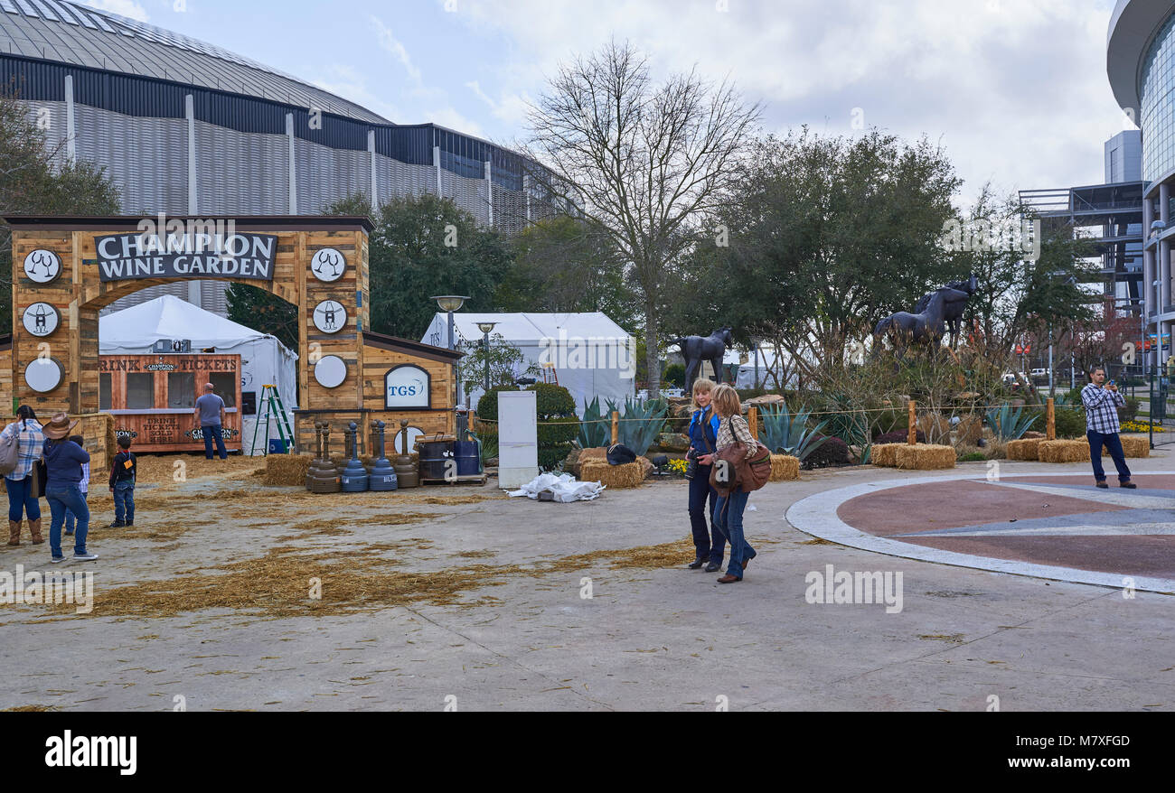 Menschen zu Fuß um und hinter dem Meister Wein Garten an der Houston Livestock Show und Rodeo in Texas. Stockfoto