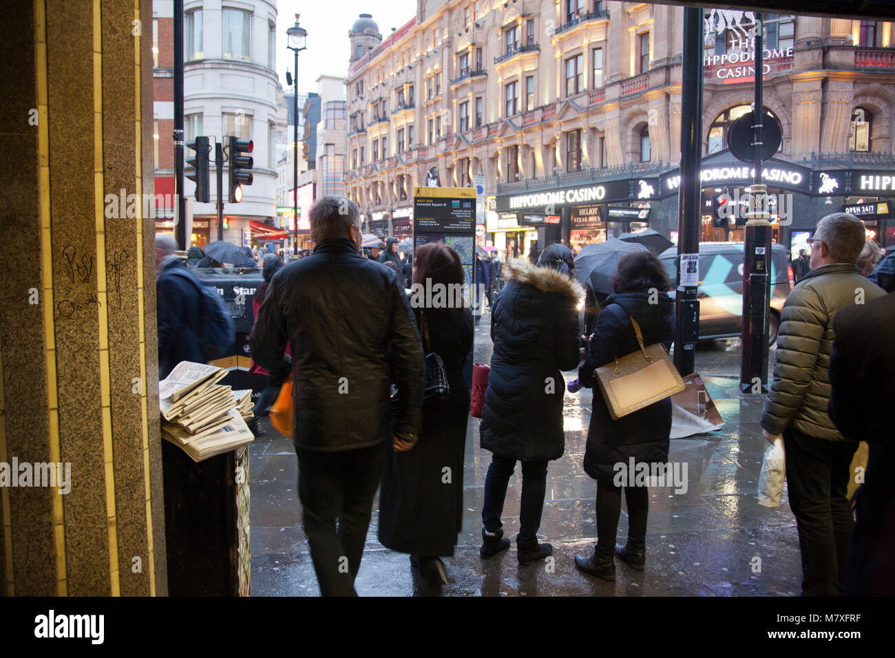 Leicester Square Station Exit Mit Menschen Schutz Vor Regen