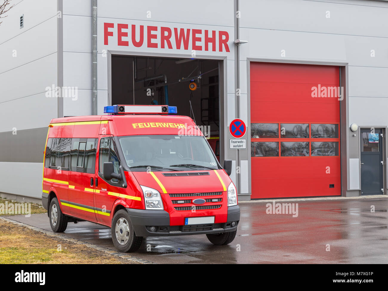 Not-Fahrzeug vor der Feuerwache in Bayern, Deutschland Stockfoto
