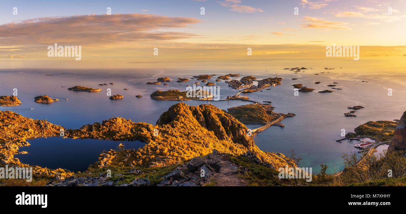 Blick vom Mount Festvagtinden oberhalb des Dorfes Henningsvær, Norwegen Stockfoto