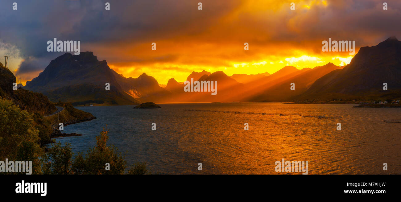 Sonnenuntergang über den Bergen der Lofoten Inseln Stockfoto
