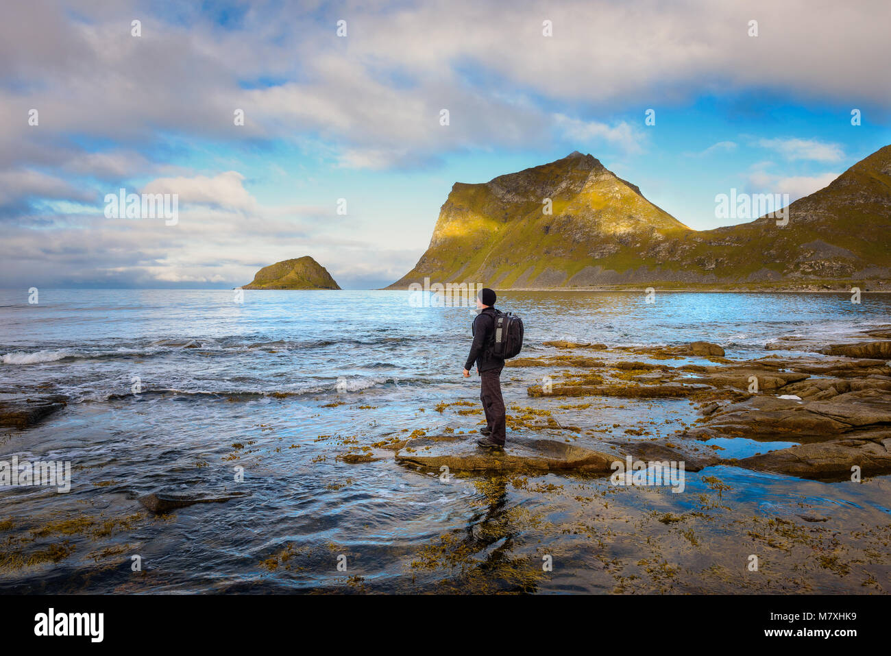 Wanderer bei haukland Strand auf den Lofoten Inseln, Norwegen Stockfoto