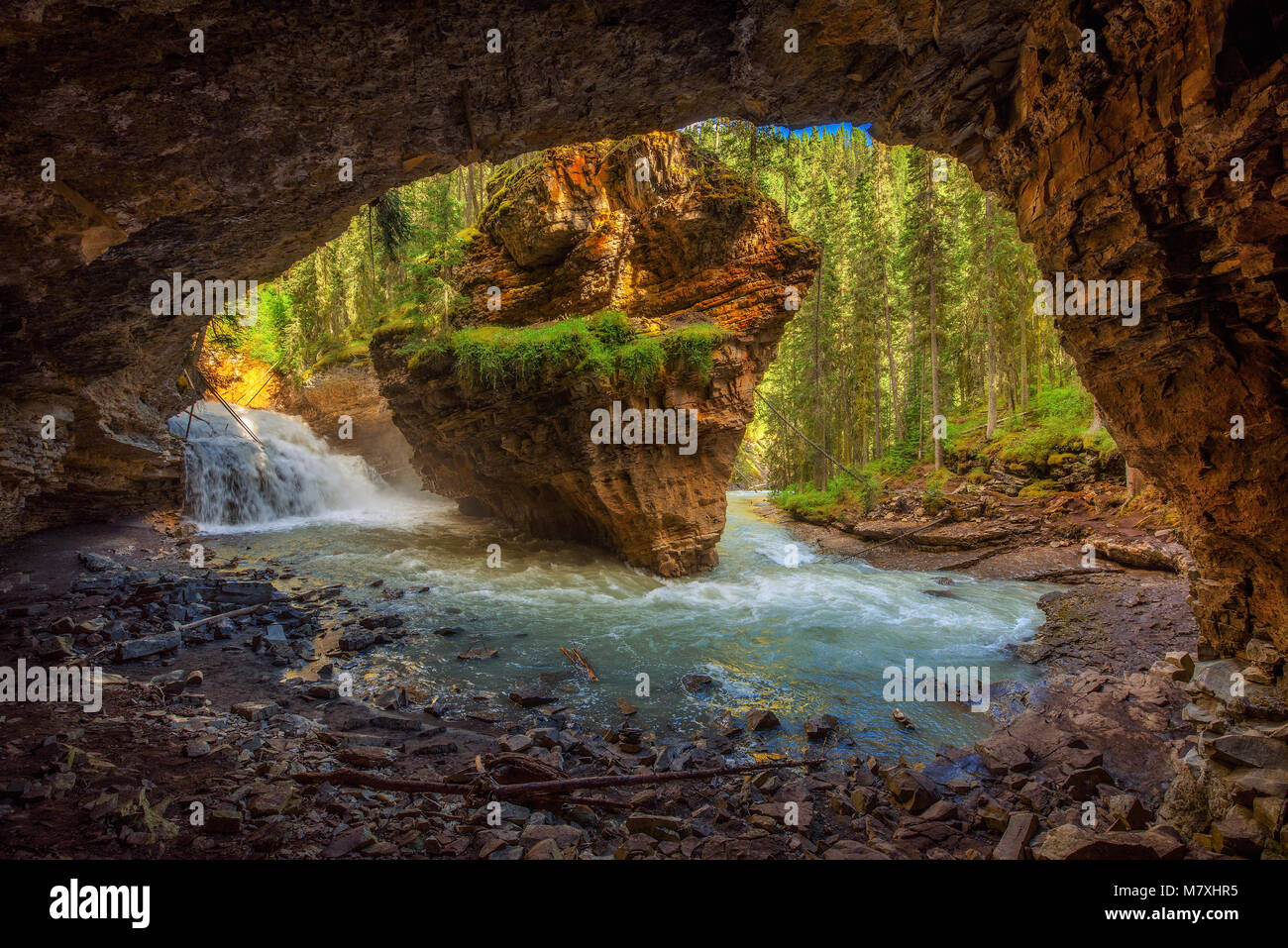Johnston Creek in Kanada aus einer Höhle fotografiert. Stockfoto