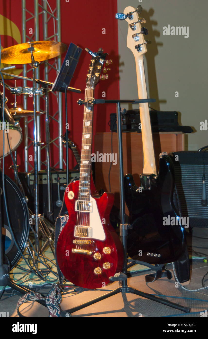 Zwei Gitarren fertig für das Konzert Stockfoto