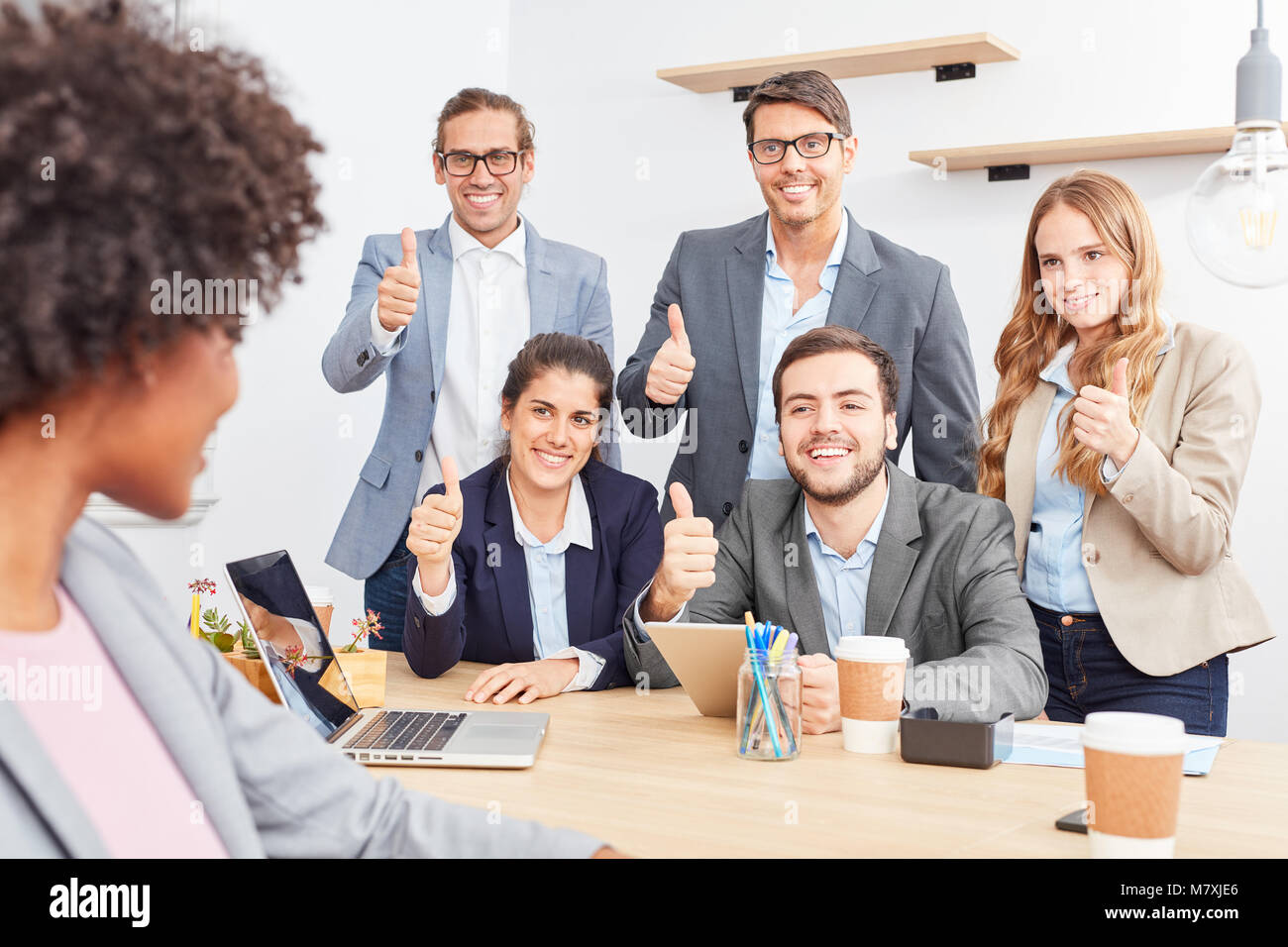 Gruppe von Geschäftsleuten als erfolgreiches Start-up Team mit Daumen hoch Stockfoto