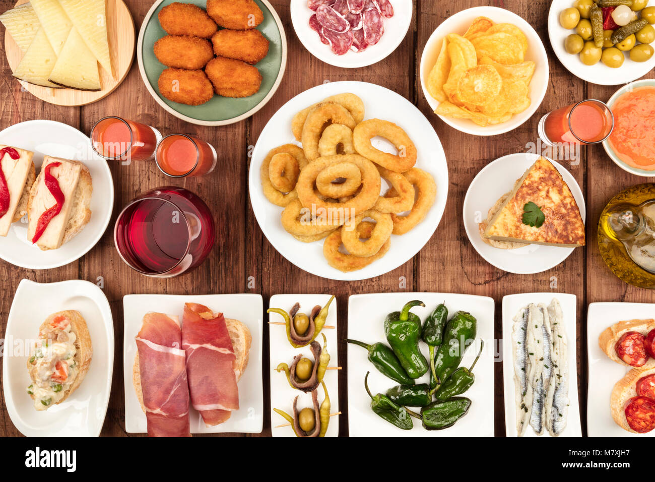 Das Essen Von Spanien Ein Foto Von Vielen Verschiedenen Spanischen Tapas Geschossen Von Oben Auf Einen Dunklen Rustikalen Textur Schinken Kase Wein Oliven Krokette Stockfotografie Alamy