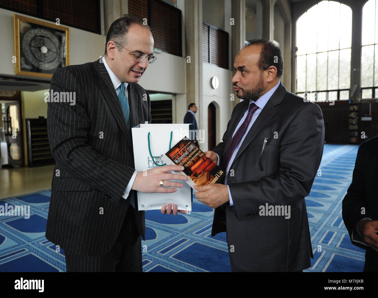 Generaldirektor der Regent's Park Moschee Dr. Ahmad Al Dubayan (rechts) gibt Erbe Minister Michael Ellis ein Geschenk, im Gebet Hall in London Central Mosque im Regent's Park, der über Neu bei Grad II * im Historischen England gelistet. Stockfoto