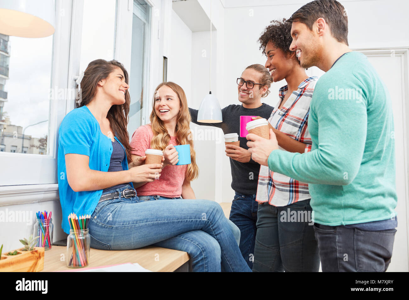 Studenten trinken Kaffee und Small Talk im Coworking Büro Stockfoto