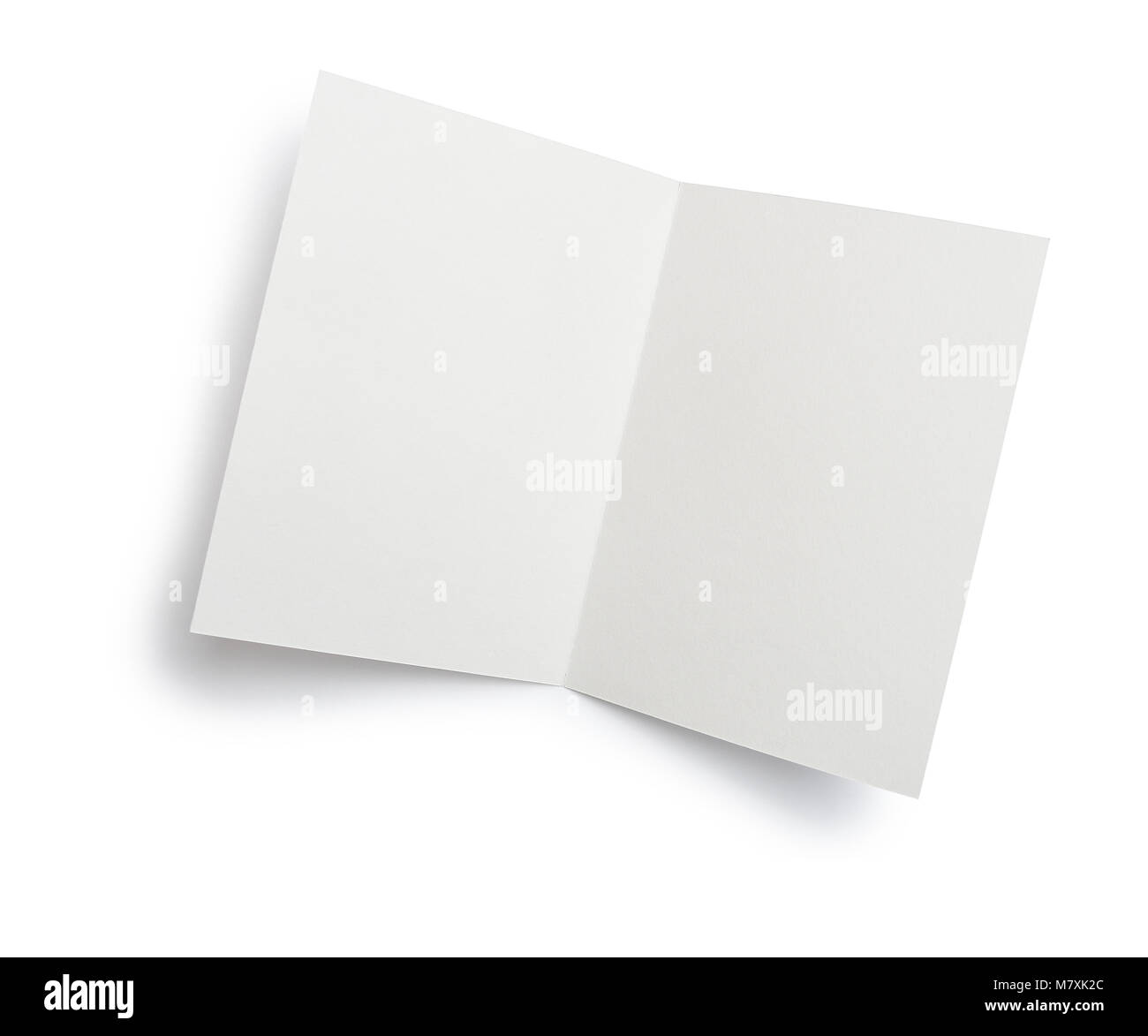 Mock-up in der Nähe des Stapels von White Papers offener Brief isoliert Freistellungsmaske auf weißem Hintergrund mit Pfad, Ansicht von oben Stockfoto