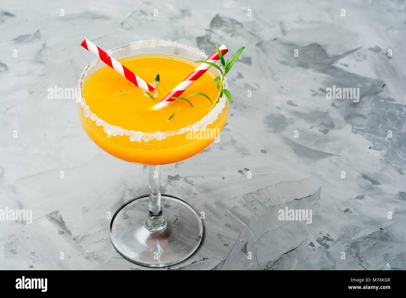 Farbenfrohe Cocktails Nahaufnahme, Ansicht von oben auf die konkreten Hintergrund. Stockfoto