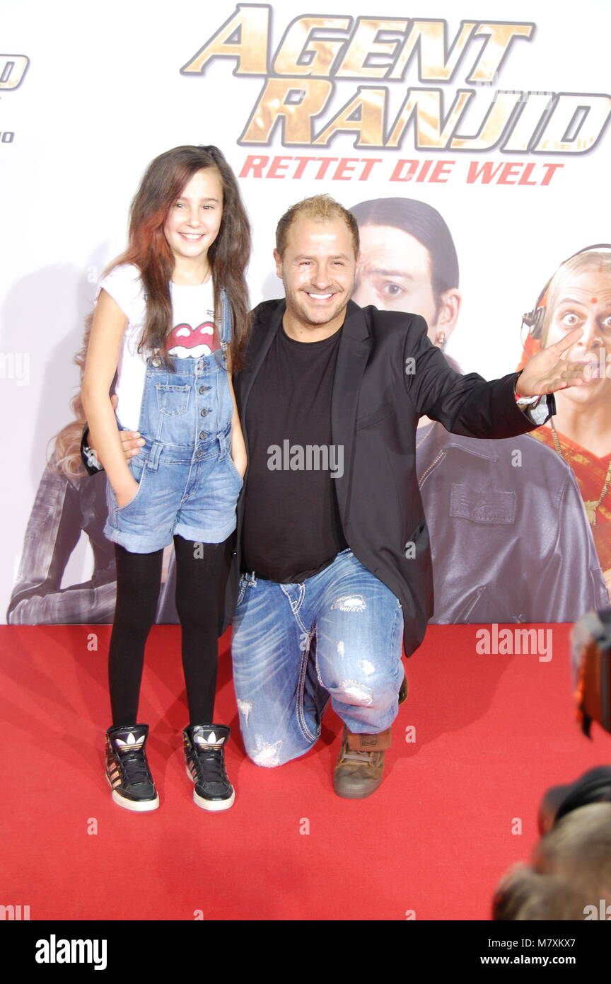 Willi Herren und seine Tochter Alessia Herren nehmen an der 'Agent Ranjid'  Deutschland Premiere am 17. Oktober 2012 in Köln, Deutschland  Stockfotografie - Alamy