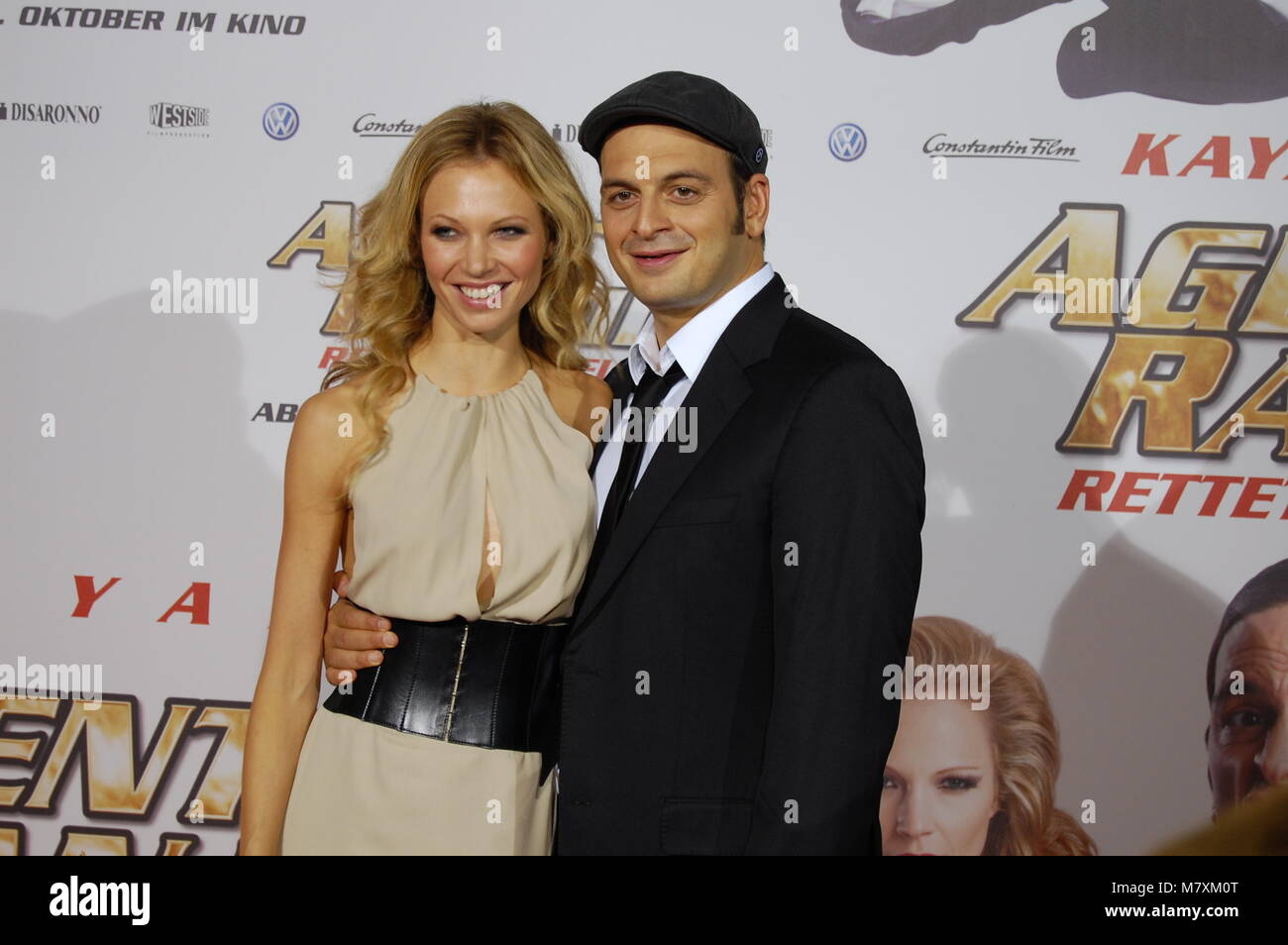 Birte Glang und Kaya Yanar nehmen an der 'Agent Ranjid' Deutschland Premiere am 17. Oktober 2012 in Köln, Deutschland. Stockfoto