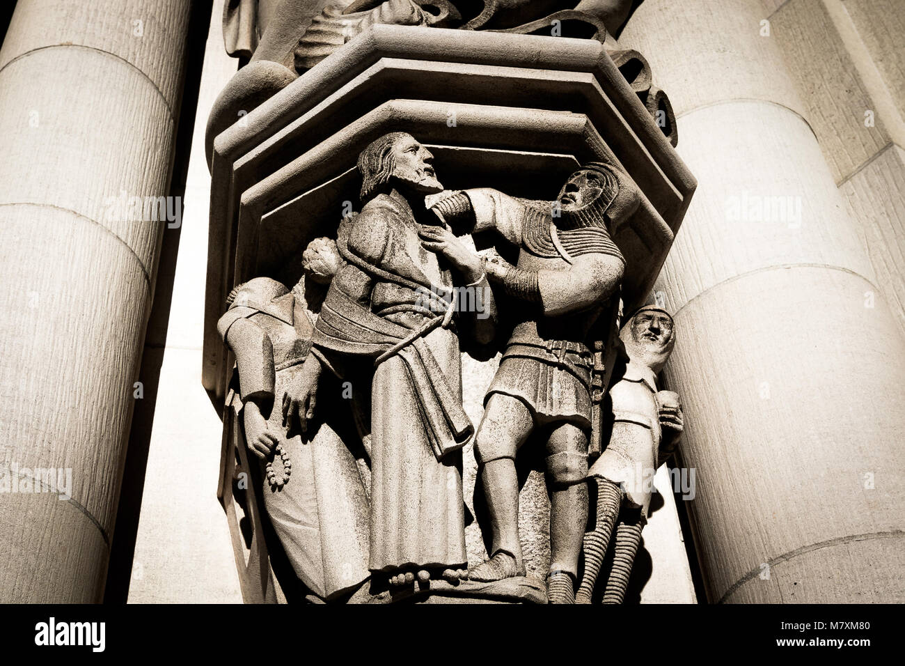 Details zu den North Tower Portal der Kathedrale St. John das Göttliche in Manhattan. Stockfoto
