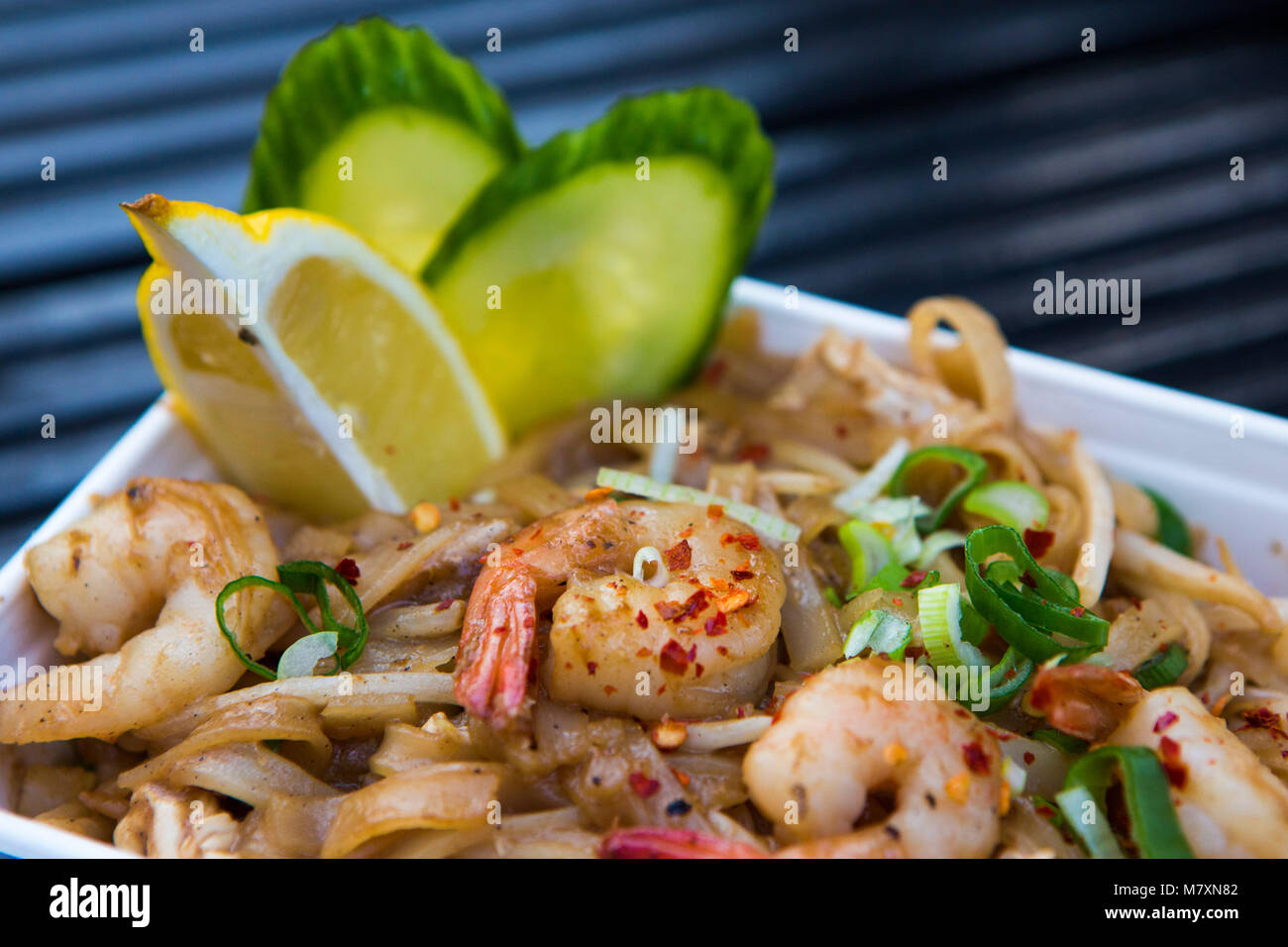 Street Food: Prawn Pad Thai Stockfoto