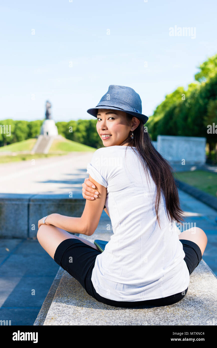 Frau mit einem blauen Hut über dem Kopf Stockfoto