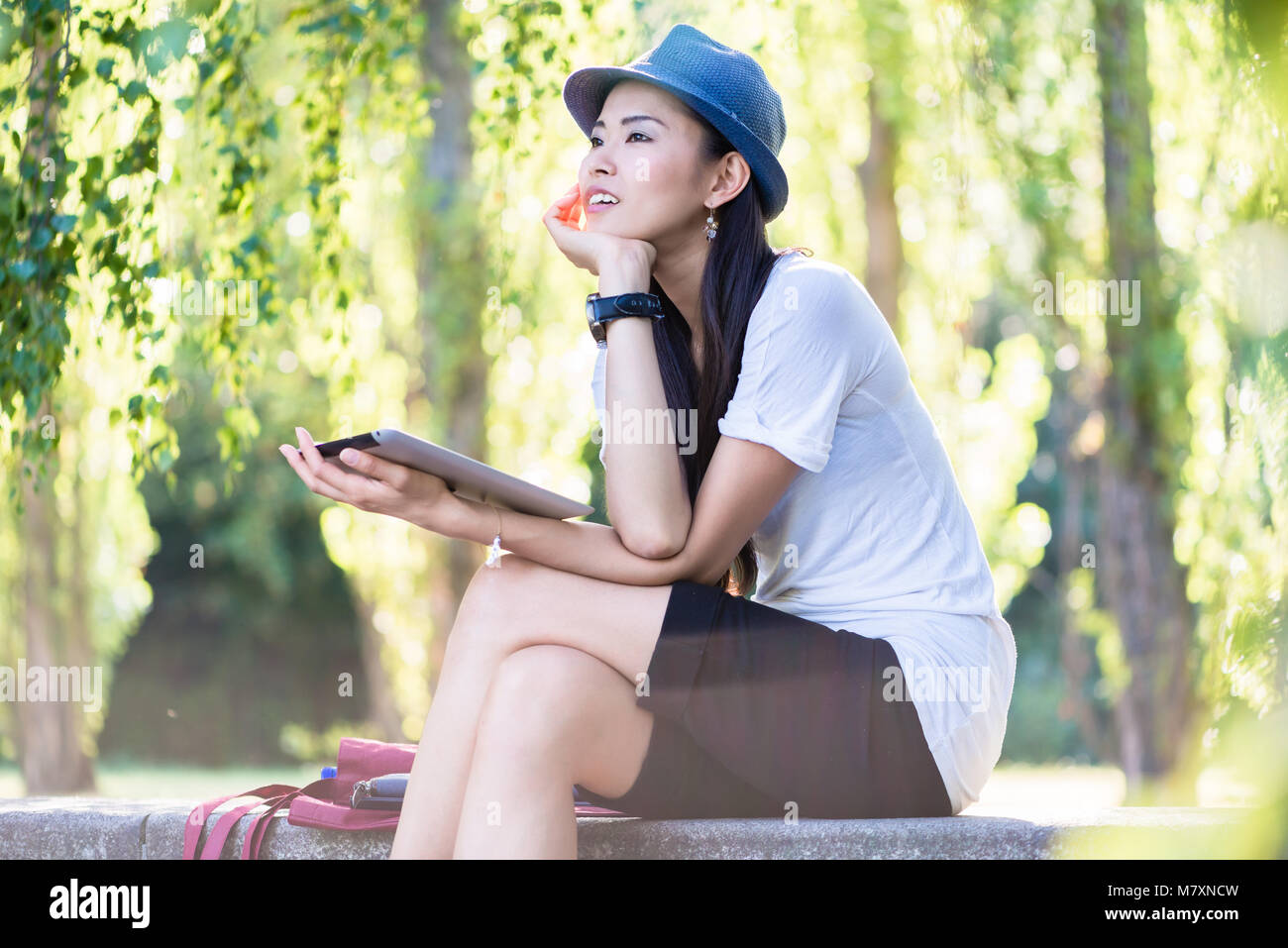 Asiatische Frau mit einem Tablet-PC im Freien Stockfoto