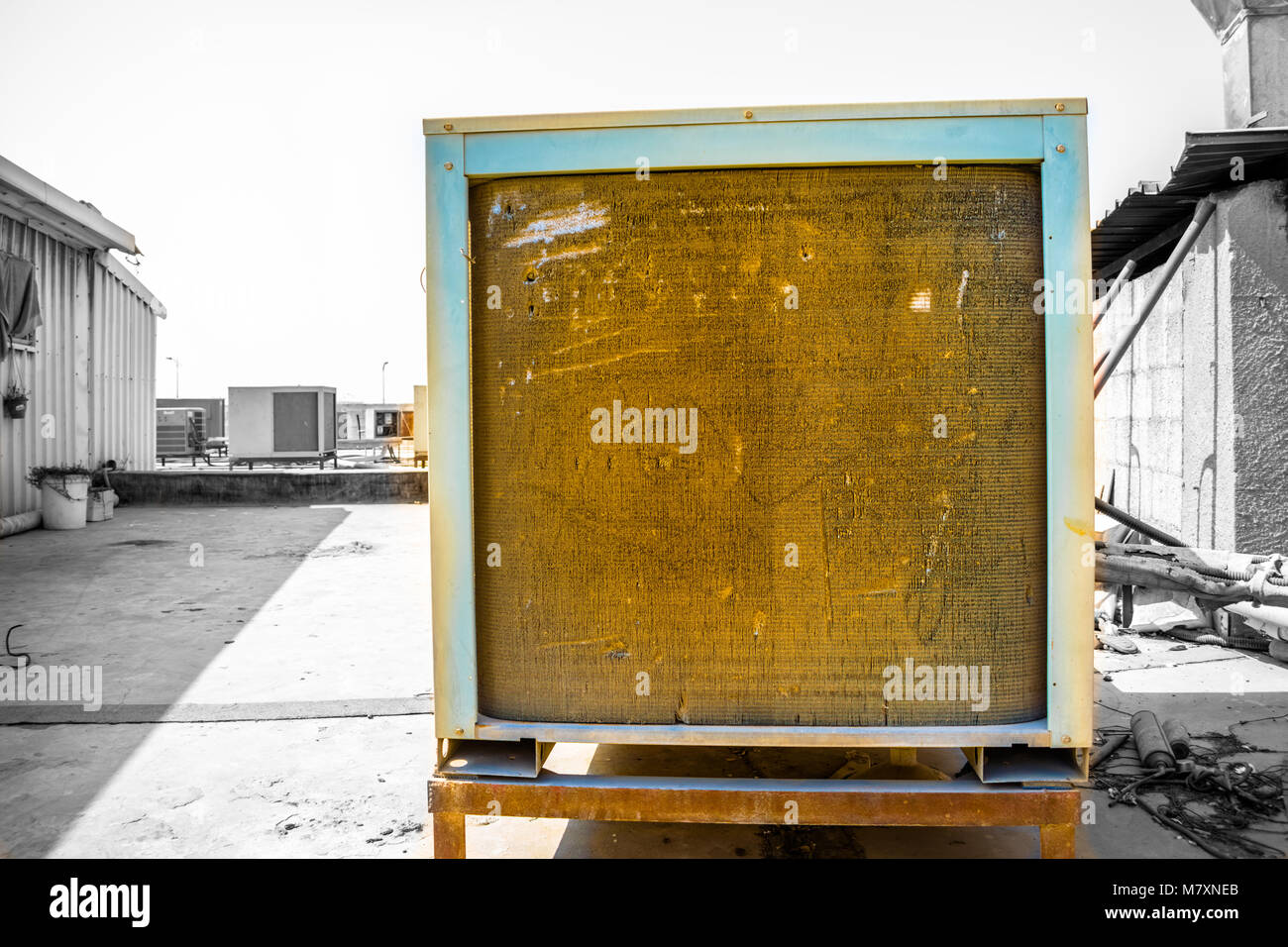 Eine sehr schwere ac Vereinen auf dem Dach gehalten und es ist Spule und Filter sehr verschmutzt ist Ursache der Sandstürme und verschmutzte Luft Stockfoto