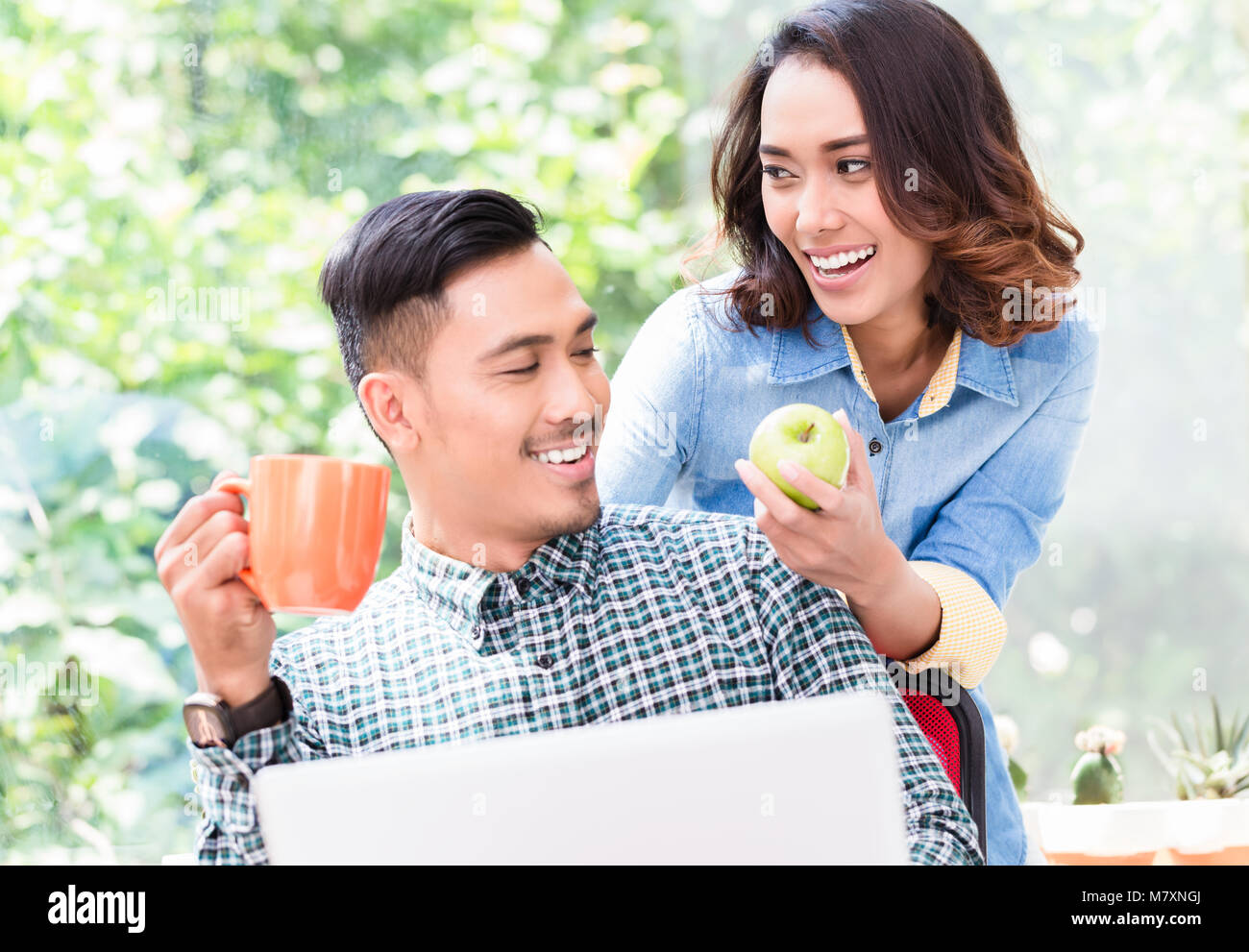 Junge Mitarbeiter auf seine Kollegen in ein entspanntes Arbeiten Stockfoto