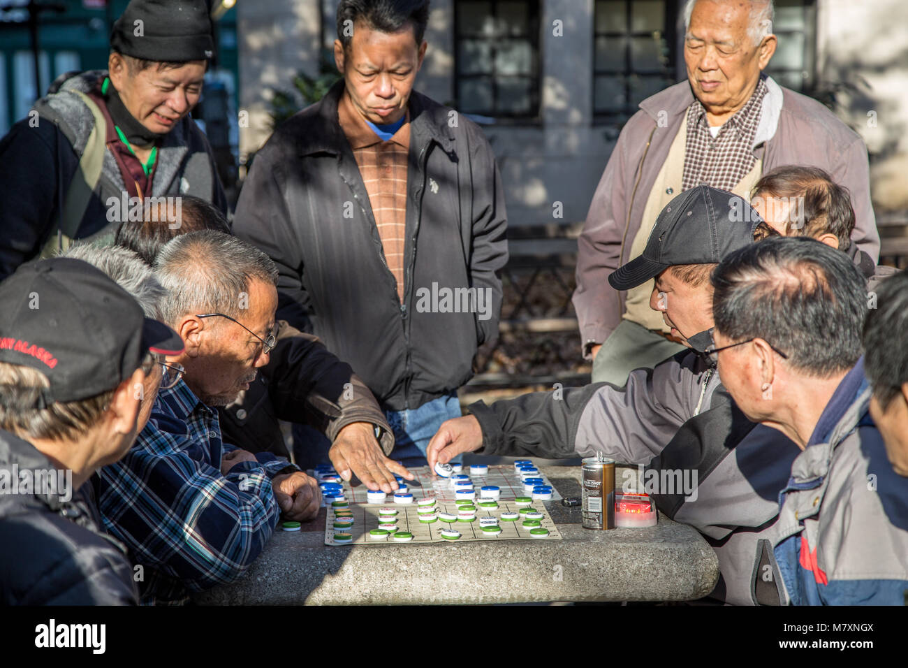 Die chinesischen Männer spielen brettspiel Stockfoto