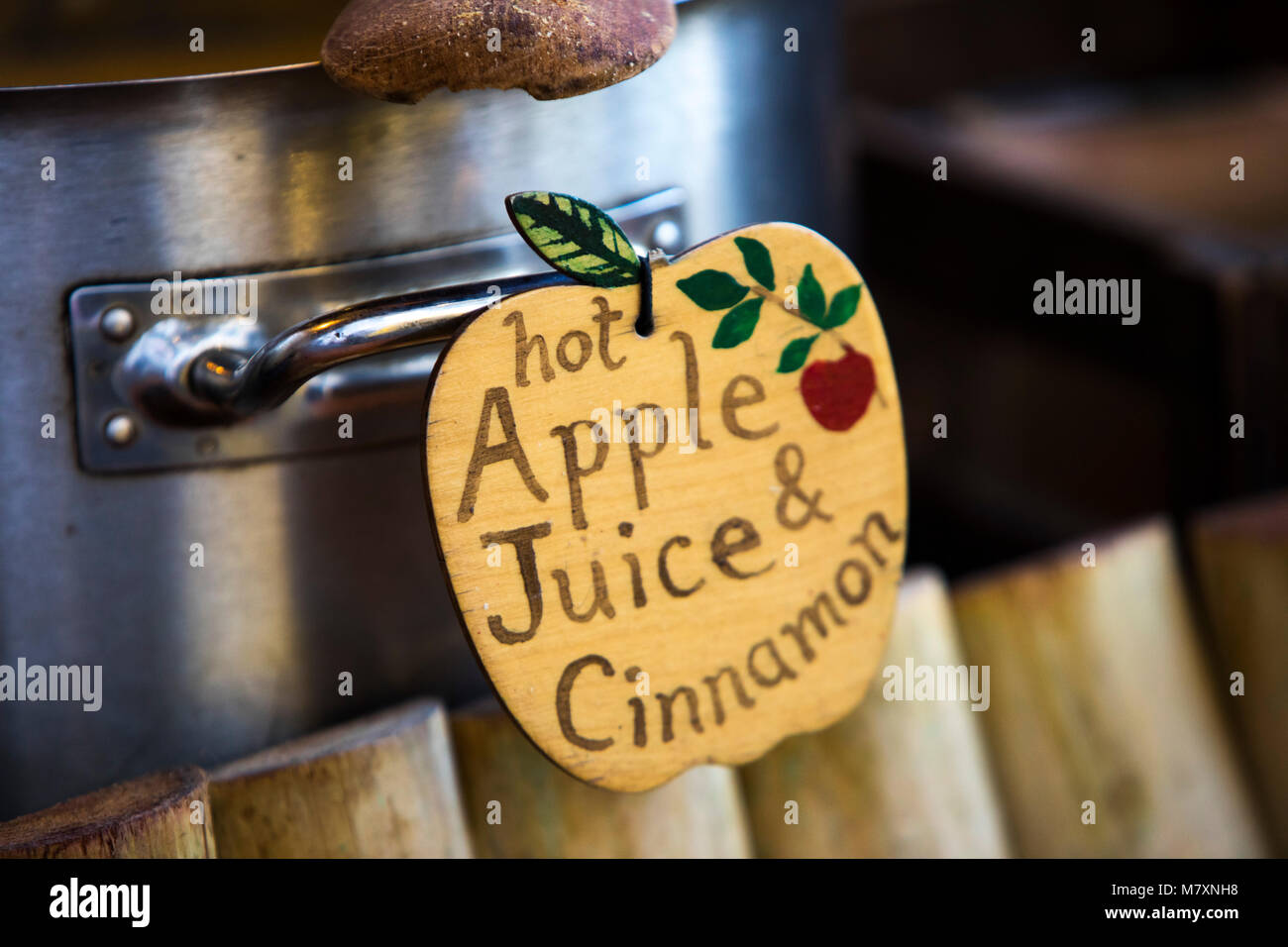 Weihnachten festliche heiße Getränke zum Verkauf am Markt - heißer Apfelsaft und Zimt. Stockfoto