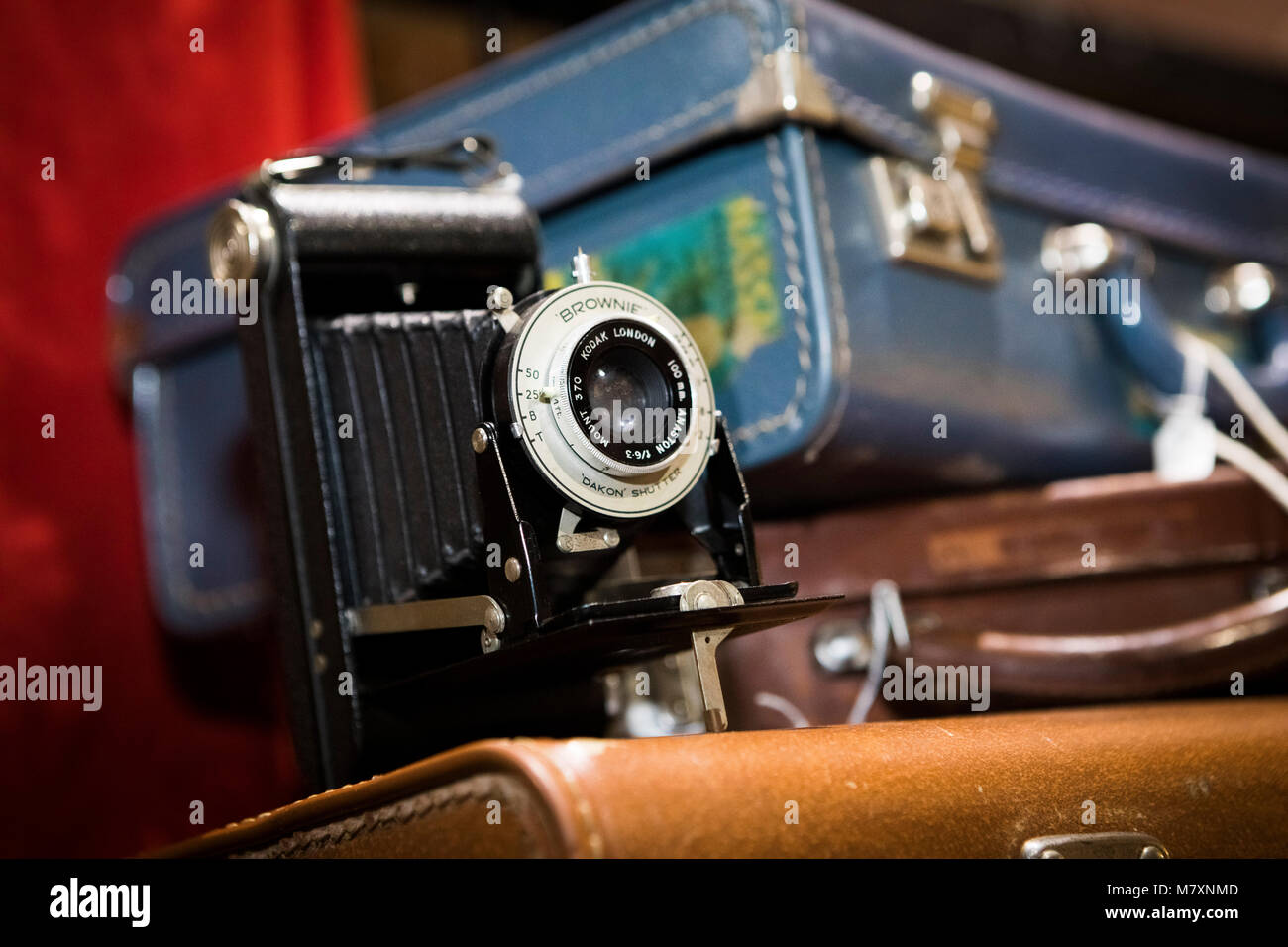 Vintage Kamera: Brownie, zum Verkauf mit Koffern in Vintage store. Stockfoto