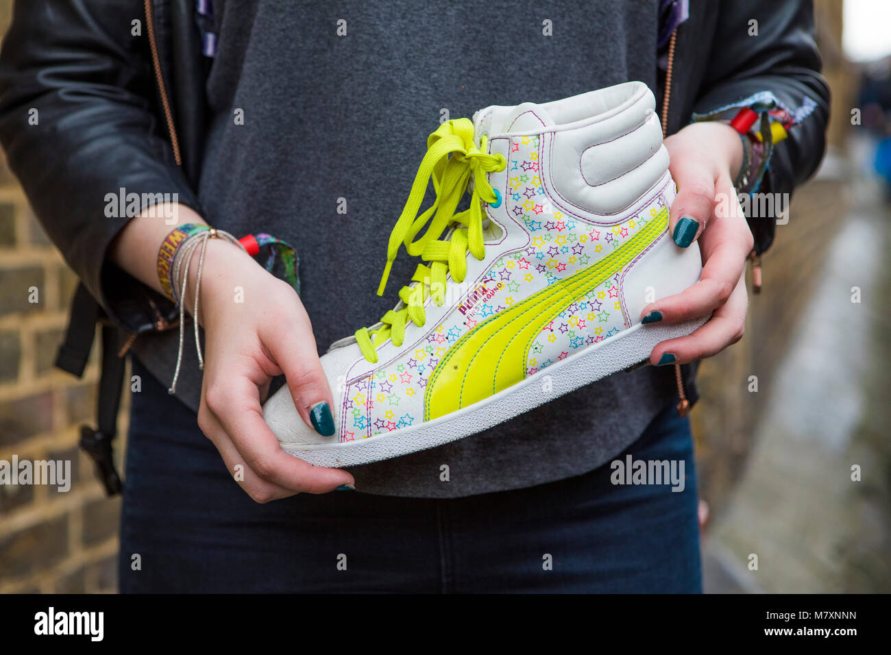 Cool vintage Trainer mit einer Frau besetzt. Stockfoto
