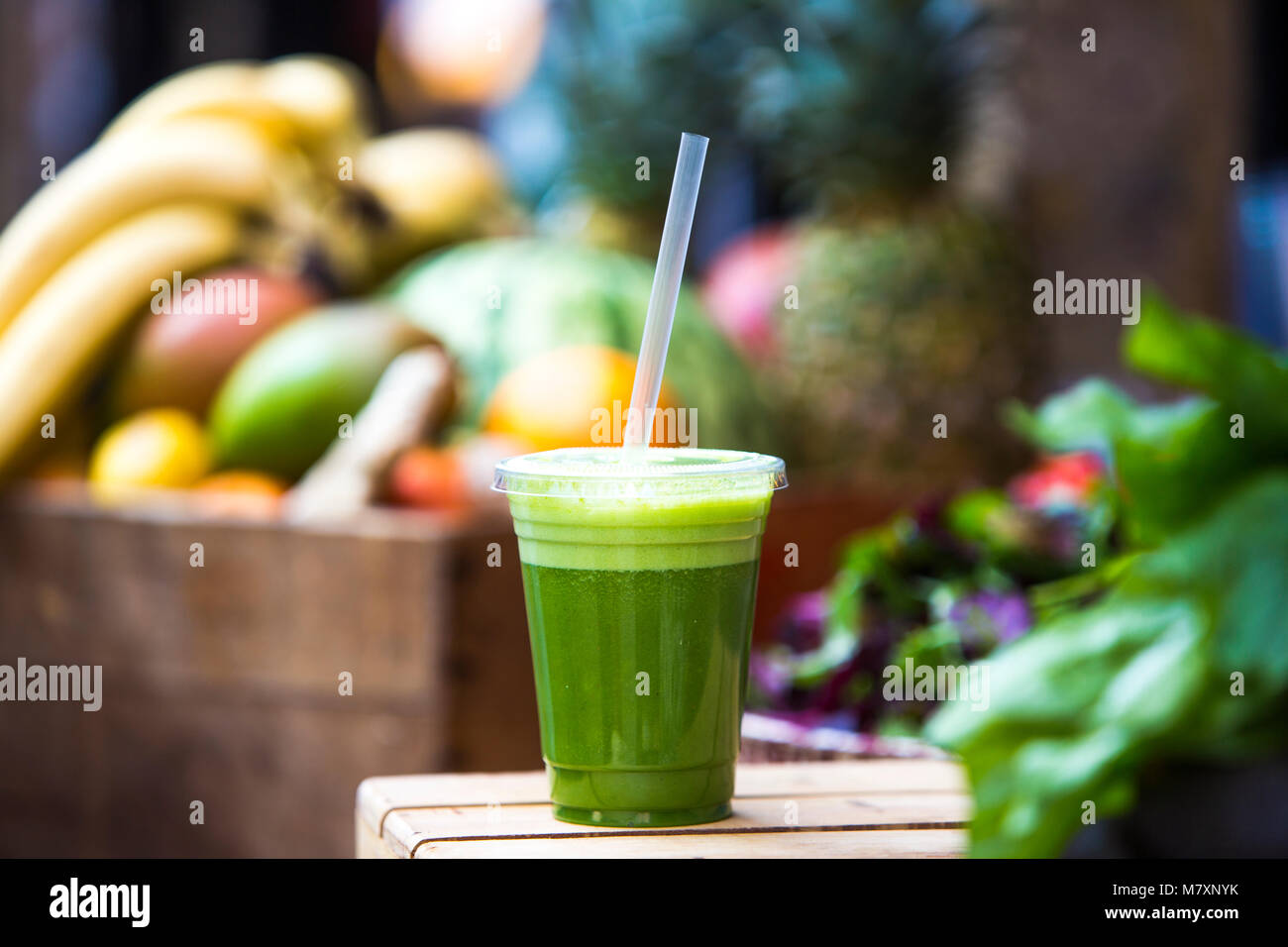 Street Food gesunden grünen Smoothie Fruchtsaft. Stockfoto