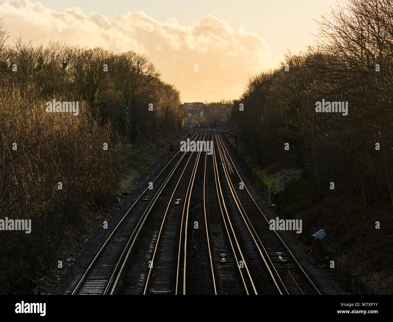 Leere Eisenbahnstrecken im südlichen London bei Sonnenuntergang Stockfoto