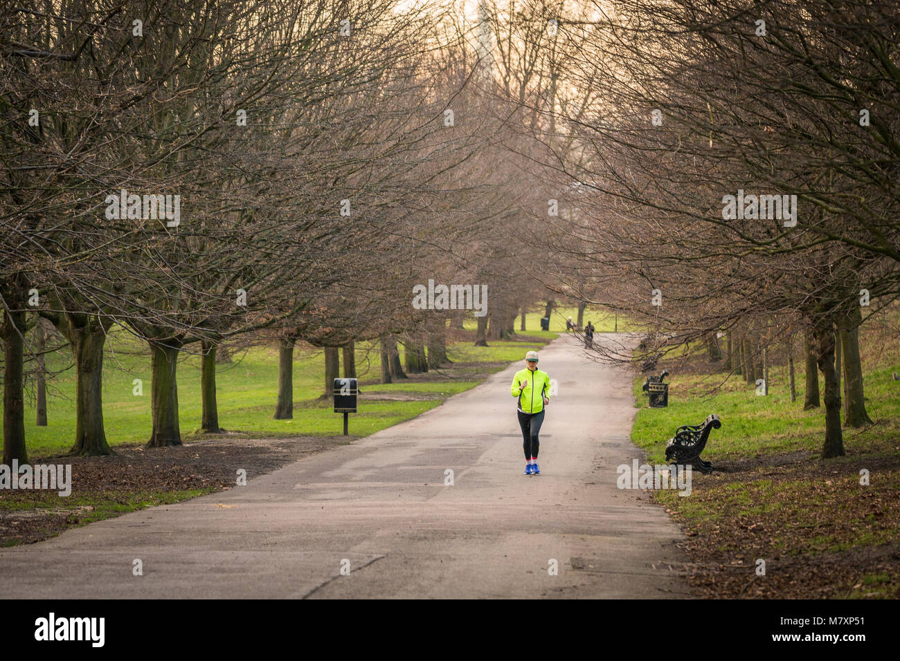 LONDON, GROSSBRITANNIEN - JAN 2018: die Läuferin in Neon top im Greenwich Park im Winter Stockfoto