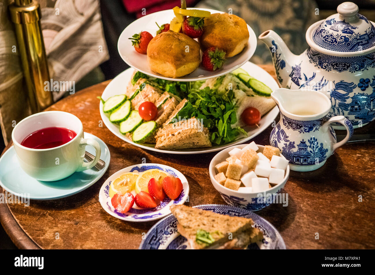 Nachmittagstee im Vintage store. Stockfoto