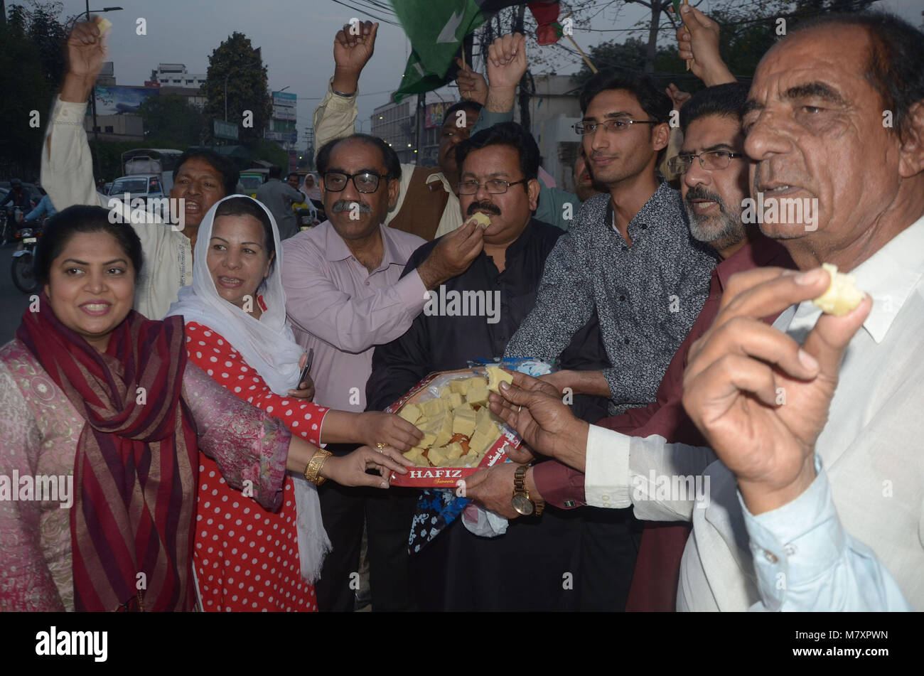 Arbeitnehmer der Pakistanischen Volkspartei (PPP) Menschenrechte Flügel bieten Spezialitäten, nachdem der PPP-Sadiq Sanjrani wurde als Vorsitzender und Saleem Mandviwalla, wie der stellvertretende Vorsitzende des Senats in Lahore gewählt. (Foto von Rana Sajid Hussain/Pacific Press) Stockfoto