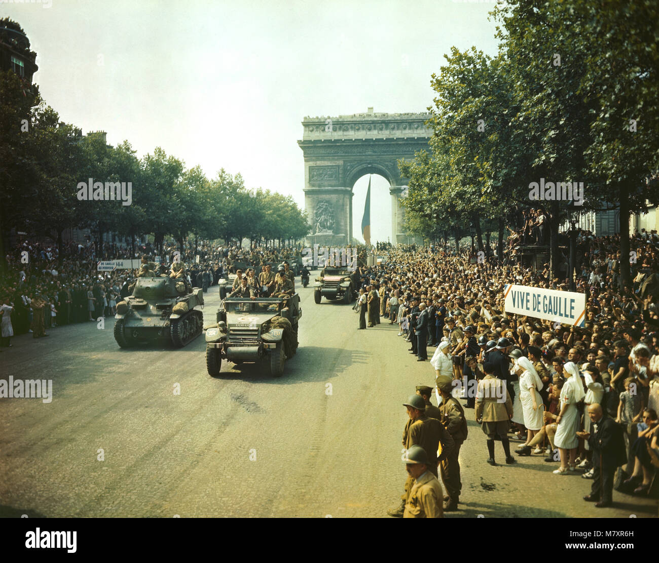 Massen von französischen Patrioten line Champs Elysees alliierten Panzer zu sehen und die Hälfte Titel durch den Arc Du Triomphe nach Paris, Frankreich befreit wurde am 25. August 1944, Jack Downey, Office of War Information, 26. August 1944 Stockfoto