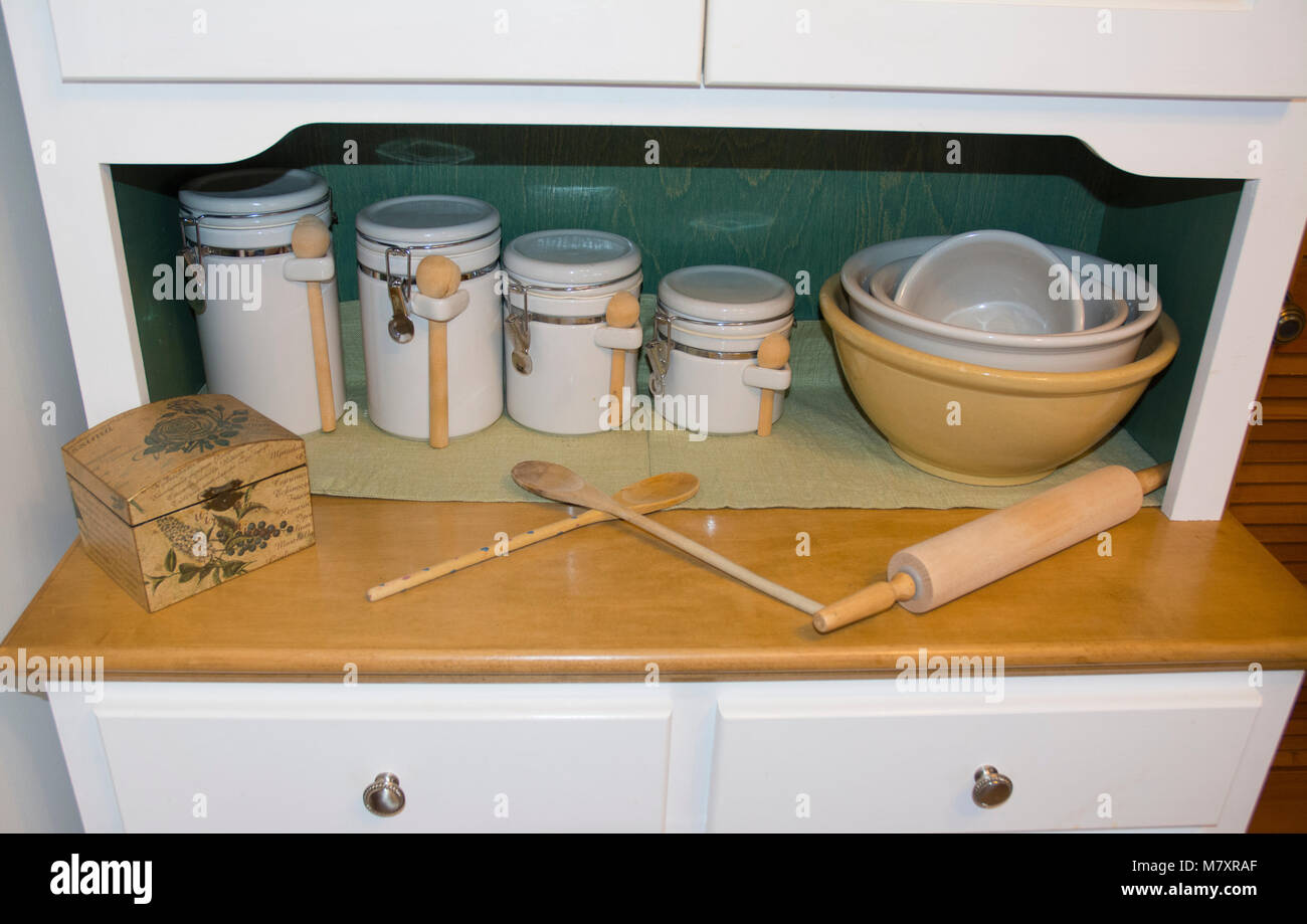 Auf kleinen Stall angezeigt werden alltägliche Gegenstände in der Küche verwendet. Stockfoto