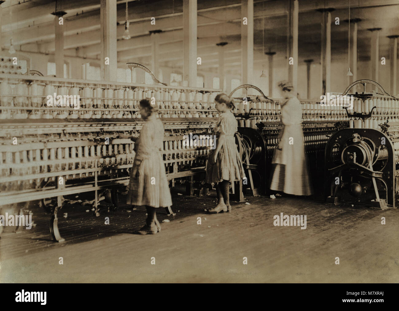 Zwei junge Mädchen zusammen mit Erwachsenen in der Textilfabrik, Marshalltown, North Carolina, USA, Lewis Hine für nationale Kinderarbeit Ausschuss, November 1908 Stockfoto