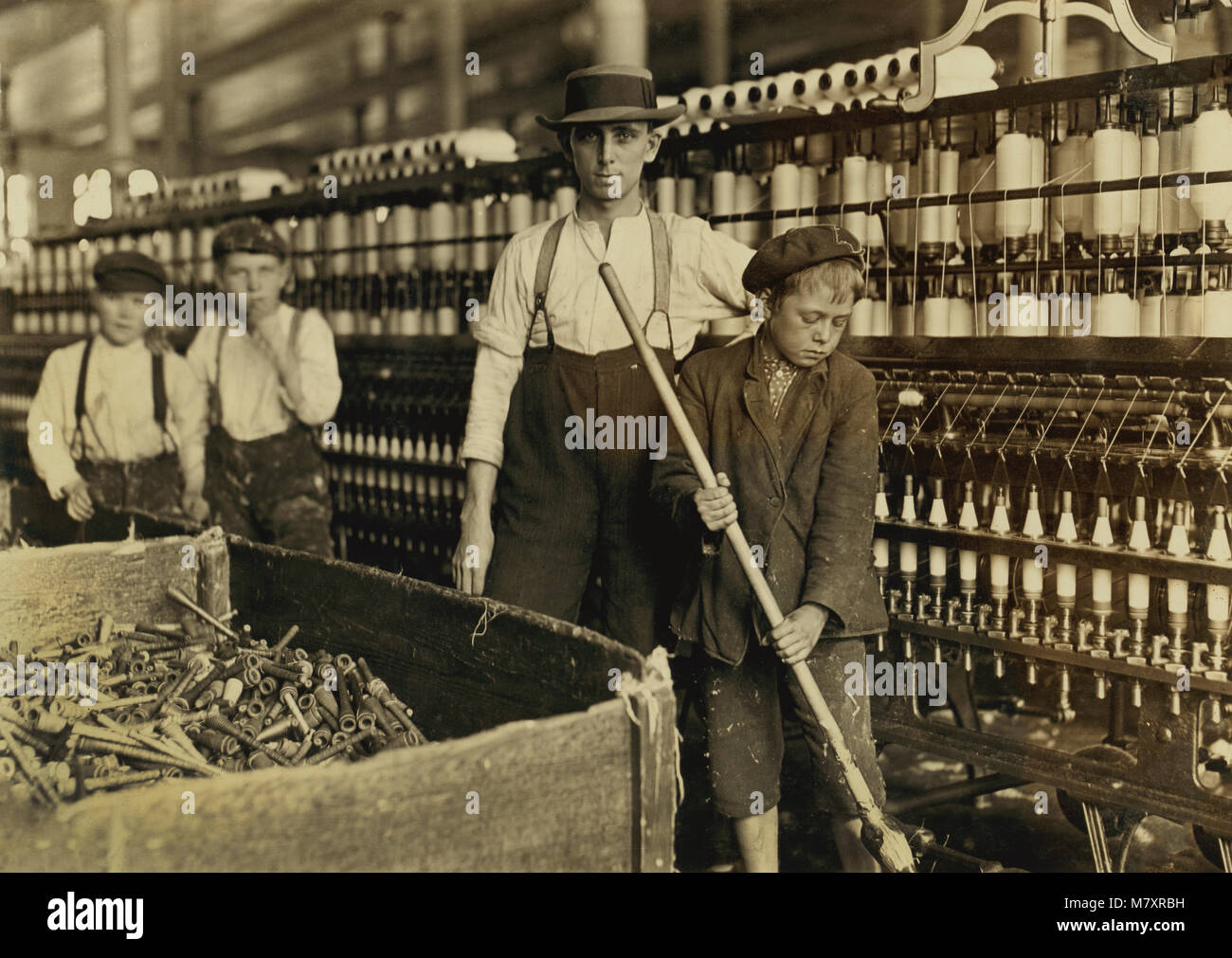 Sweeper und abnehmerantrieb Jungen, Lancaster Mühlen, Lancaster, South Carolina, USA, Lewis Hine für nationale Kinderarbeit Ausschuss, November 1908 Stockfoto