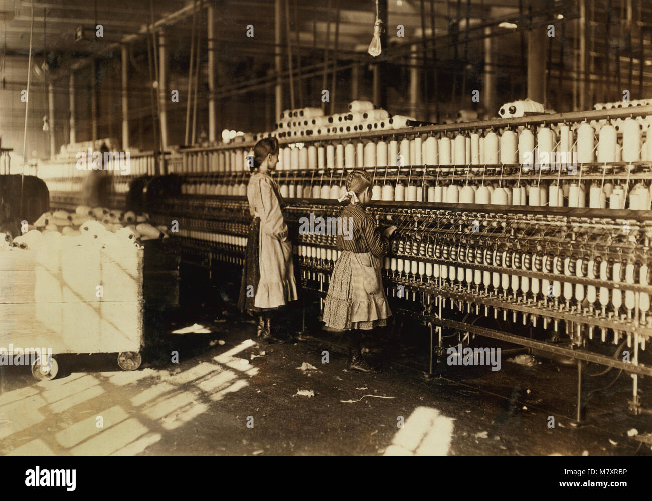 Zwei junge Spinner, in voller Länge Porträt in der Spinnerei Zimmer im Cotton Mill, Newberry, South Carolina, USA, Lewis Hine für nationale Kinderarbeit Ausschuss, Dezember 1908 Stockfoto