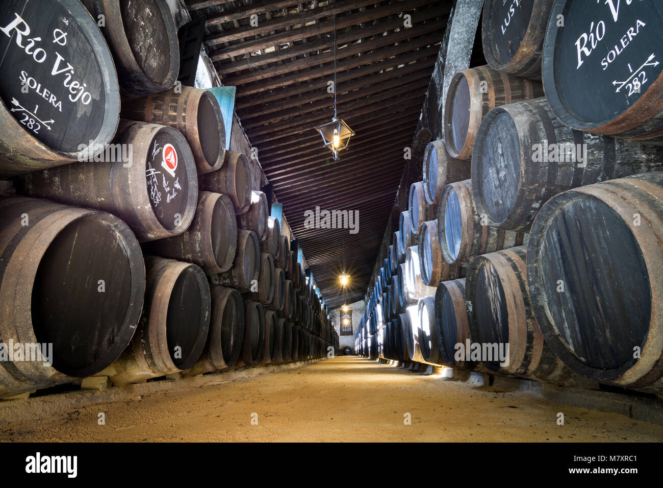 JEREZ DE LA FRONTERA, SPANIEN - Mai 2017: Alte sherry Weinkeller mit Fässern in Jerez de la Frontera, Spanien Stockfoto