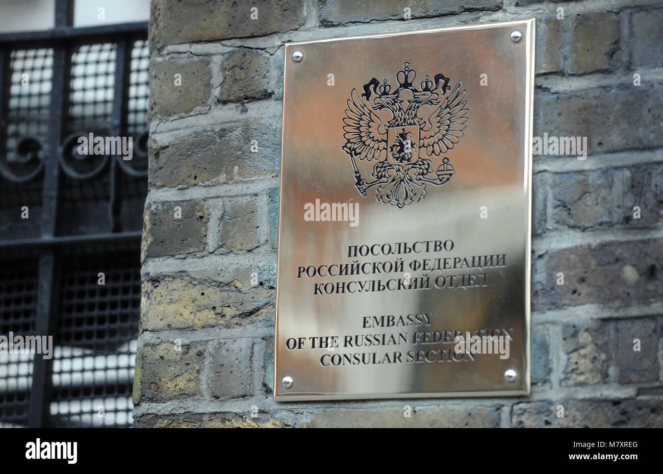 Schilder vor der russischen Botschaft in London, als die Salisbury-Spionagesonde durchgeführt wurde, könnten mehrere Wochen dauern, da die Ermittler eine „sorgfältige“ Operation durchführen, um zu ermitteln, wie ein Nervenmittel verwendet wurde, um einen ehemaligen Doppelagenten auf britischem Boden zu vergiften. Stockfoto Schilder vor der russischen Botschaft in London, als die Salisbury-Spionagesonde durchgeführt wurde, könnten mehrere Wochen dauern, da die Ermittler eine „sorgfältige“ Operation durchführen, um zu ermitteln, wie ein Nervenmittel verwendet wurde, um einen ehemaligen Doppelagenten auf britischem Boden zu vergiften. Stockfoto