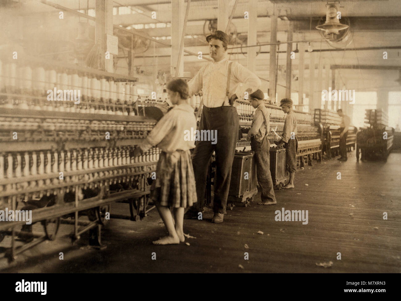 Junge Spinner mit Supervisor in Garn Mill, Yazoo City, Mississippi, USA, Lewis Hine für nationale Kinderarbeit Ausschuss, Mai 1911 Stockfoto
