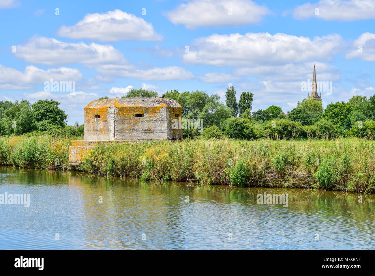 Bunker auf der Themse von Lechlade mit dem Kirchturm in der Ferne Stockfoto