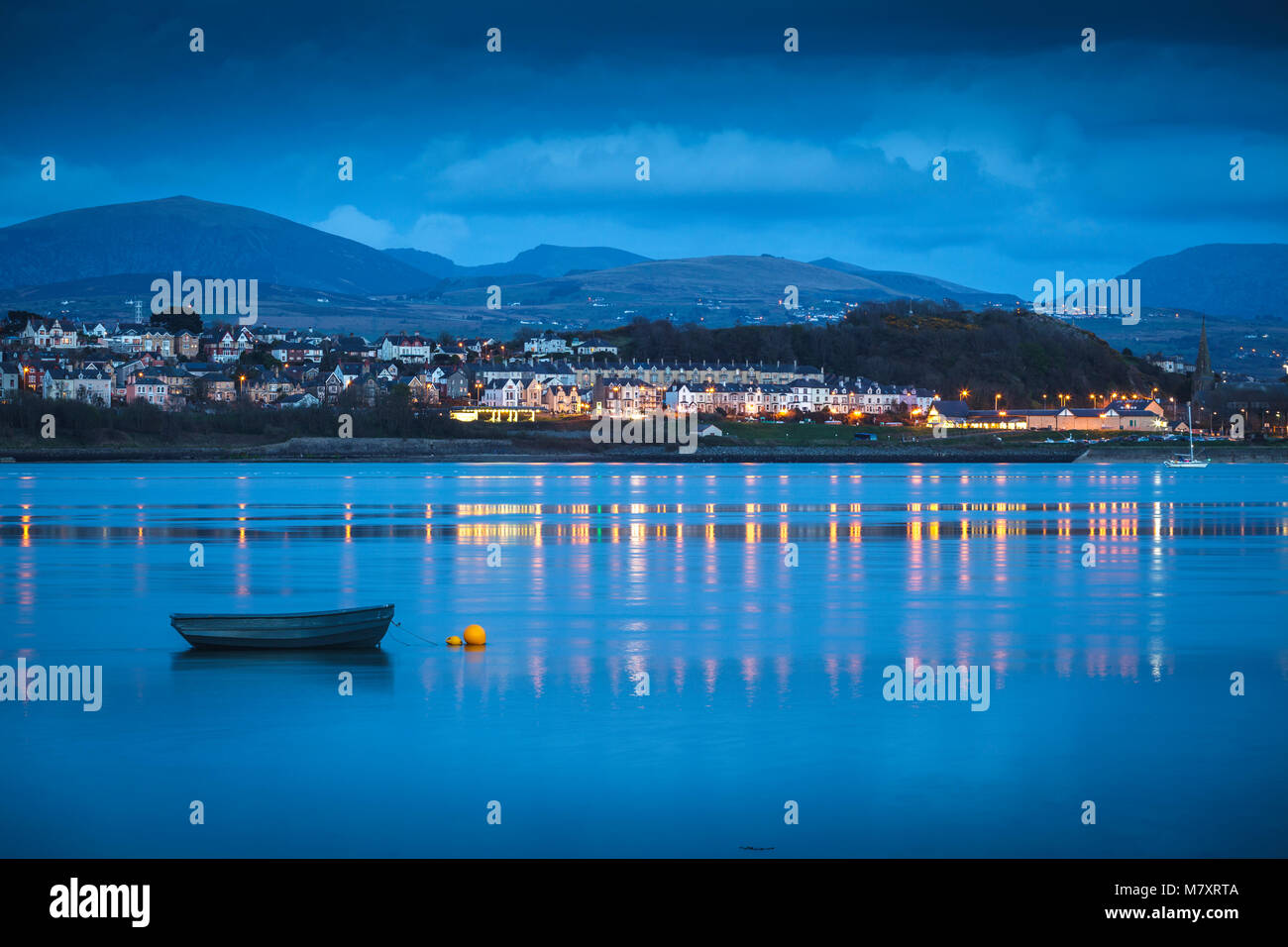 Caernarfon bei Nacht von Anglesey genommen und mit Blick über die Menai Strait Stockfoto