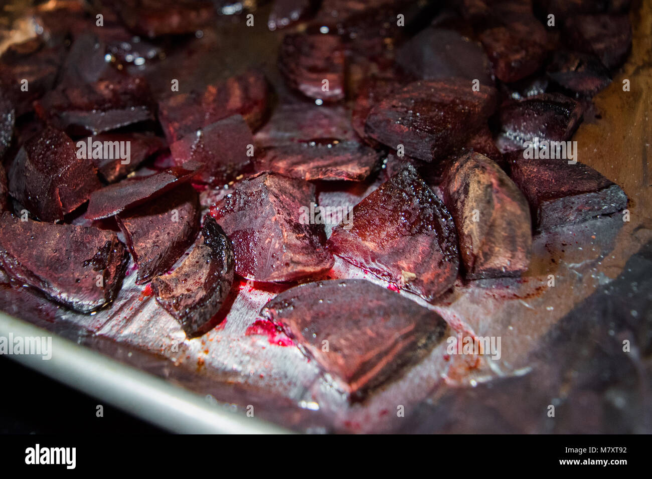 Gebratene rote Rüben, frisch aus dem Ofen. Stockfoto