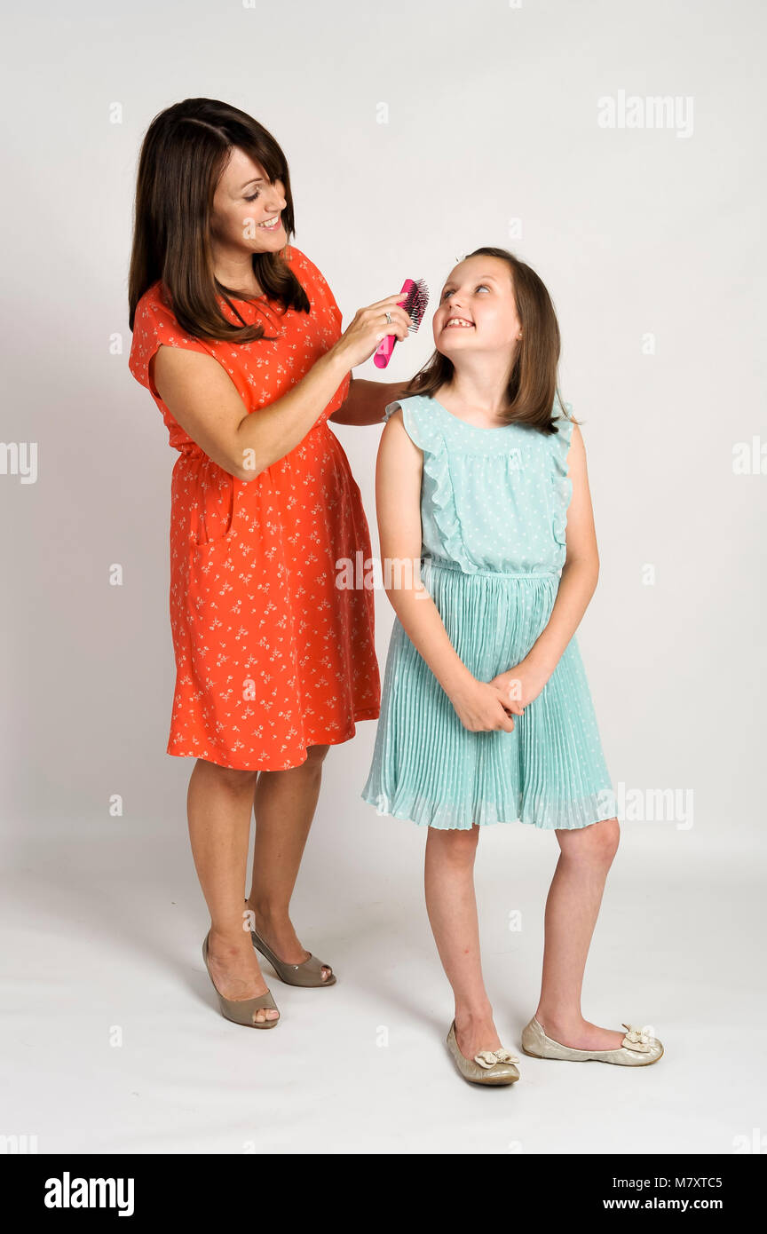 Mutter putzen ihre Töchter Haar. Stockfoto