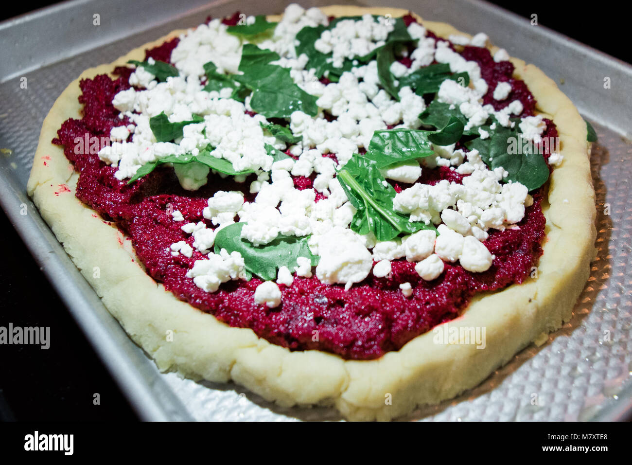 Ziegenkäse, Spinat und Zuckerrüben Pizza gebacken von Grund auf mit Glutenfreier Teig. Stockfoto