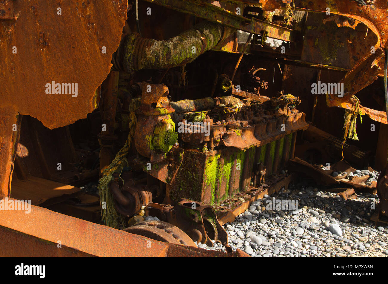 Die großen, alt und verrostet Motor eines zerstörten Drücker Boot Wrack am Strand. Vila Nova de Milfontes, Portugal. Stockfoto